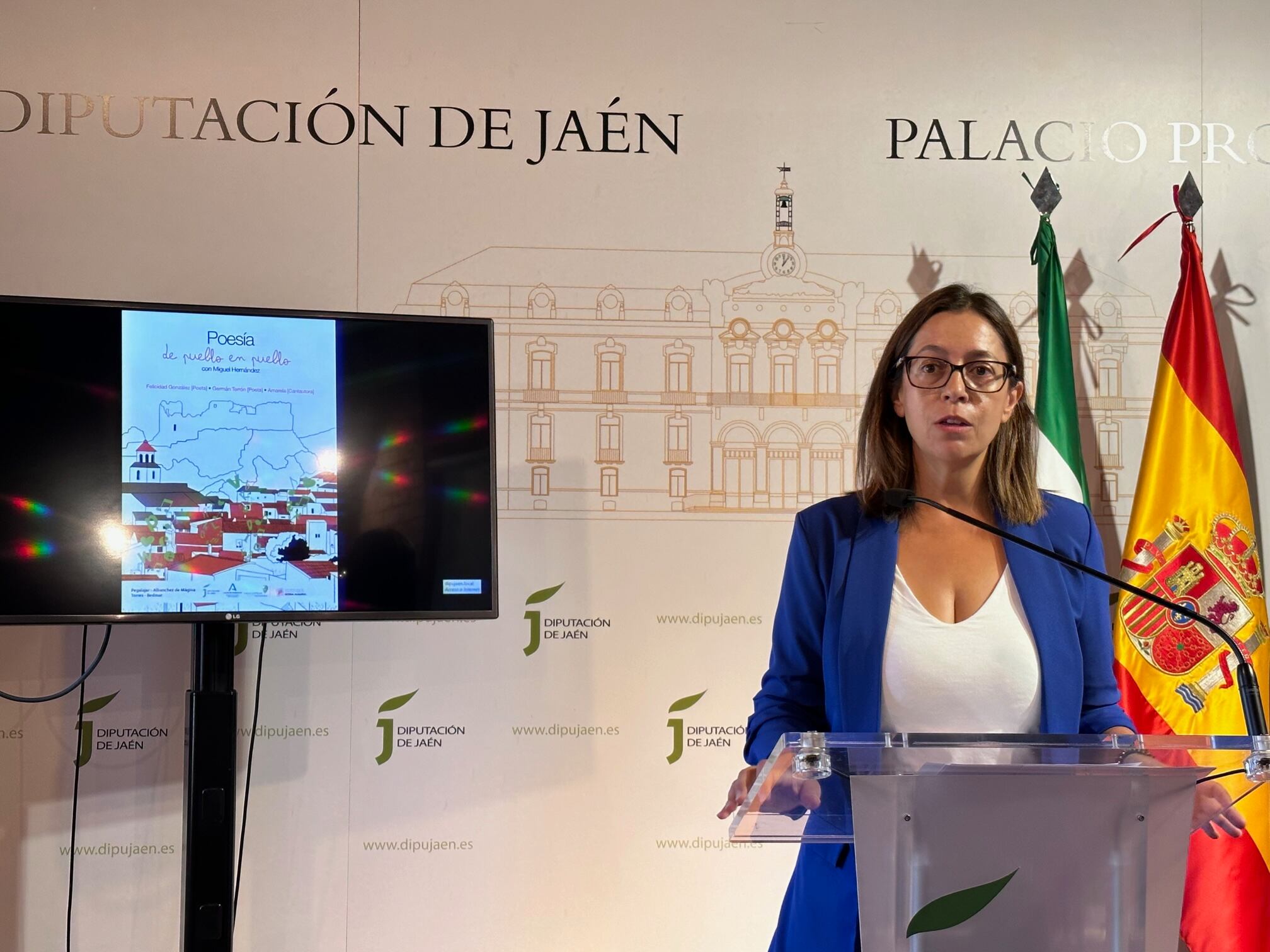 África Colomo, diputada de Cultura, presenta la acción 'Poesía de Pueblo en Pueblo'.