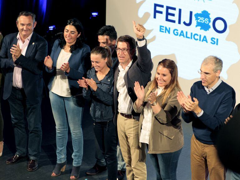 El presidente del PPdeG y candidato a la reelección, Alberto Núñez Feijóo, protagoniza el acto electoral central de la jornada, en el teatro Pastor Diaz en Viveiro (Lugo)