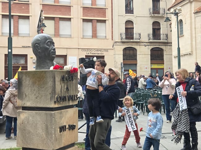 Els més menuts també van participar en l'ofrena floral