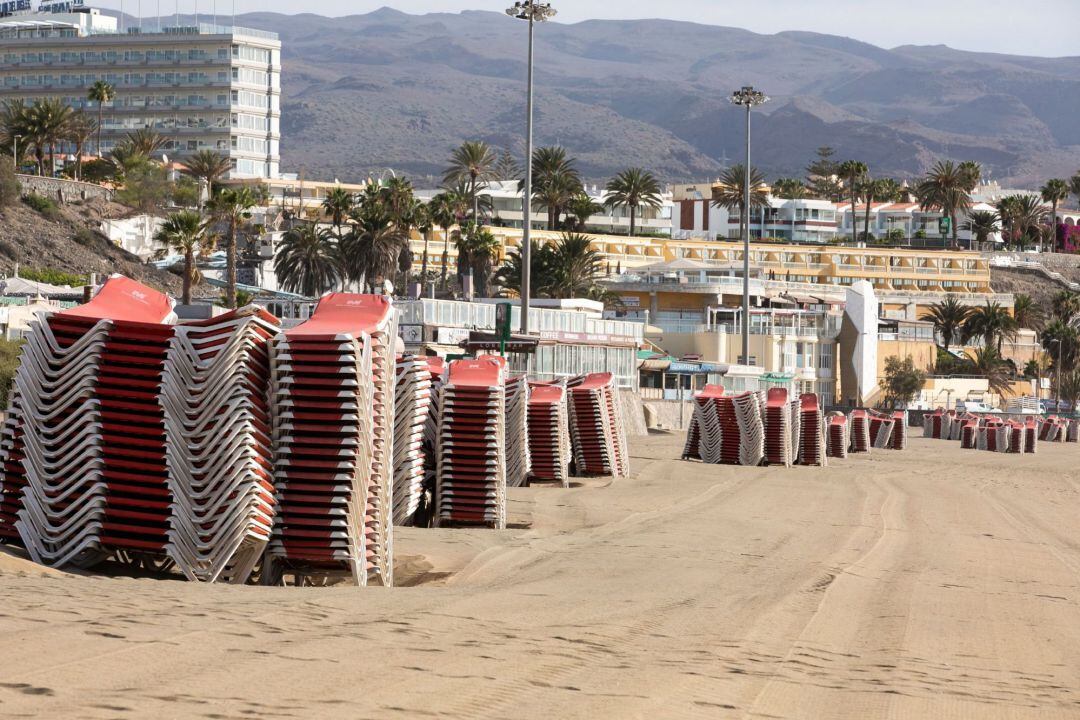 Hoteles cerrados y tumbonas recogidas este miércoles en Playa del Inglés (Gran Canaria)