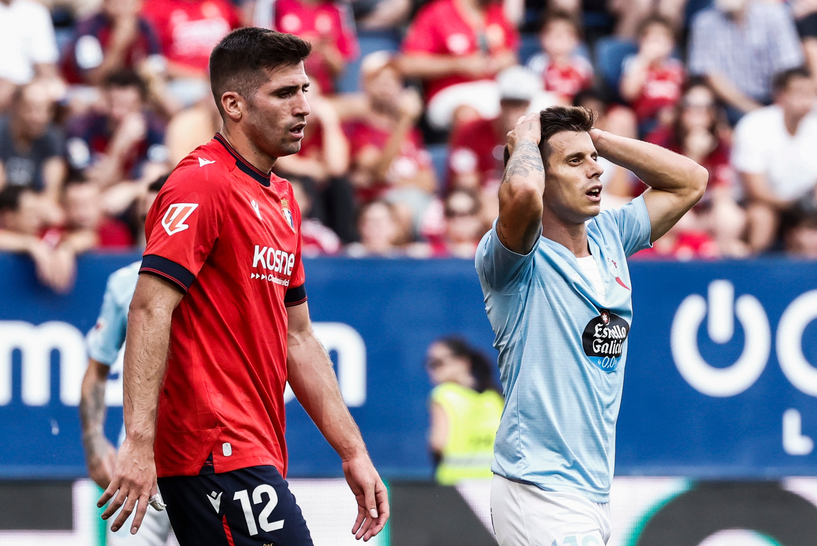 PAMPLONA , 01/09/2024.- El defensa del Osasuna Jesús Areso (i), y el delantero del Celta Alfonso González en el partido de LaLiga entre Osasuna y Celta, este domingo en el estadio de El Sadar. EFE/ Jesús Diges
