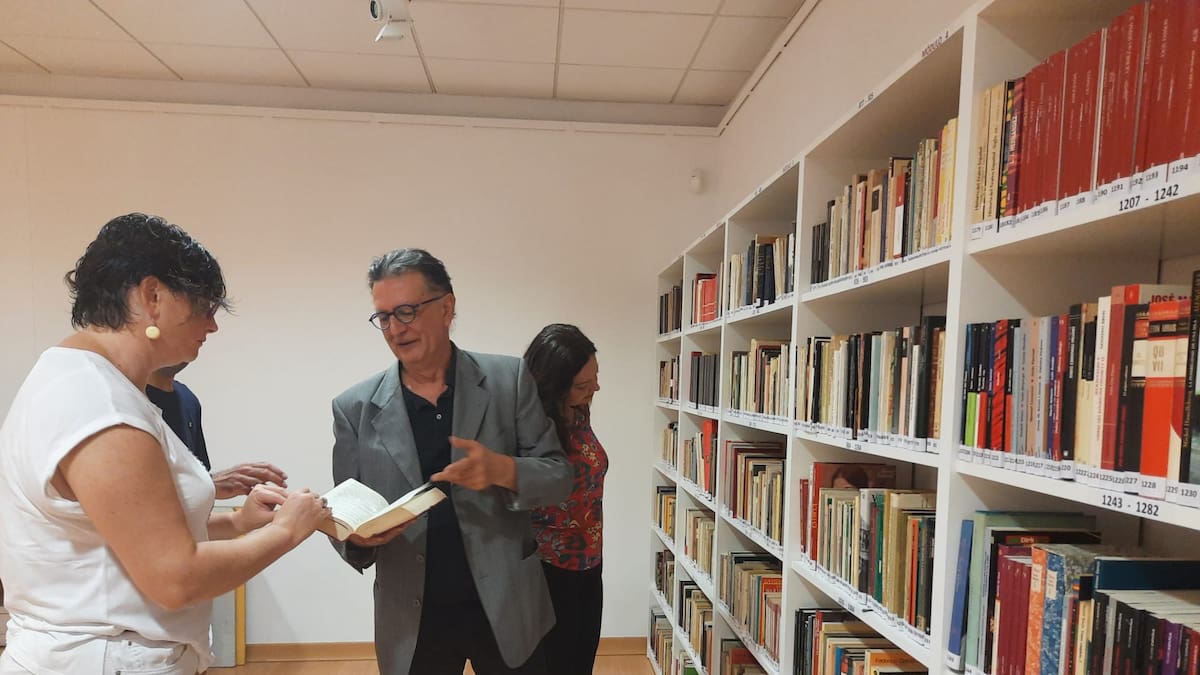 La concejal de Cultura Maite Sanchez, el bibliotecario Álvaro Martínez y el actor Luis Araujo hablan de la donación de la biblioteca privada de este último a Cuéllar