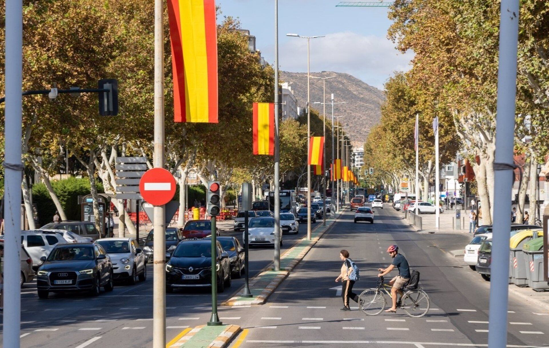 Banderas de España engalanan la ciudad con motivo de la celebración de la Fiesta Nacional