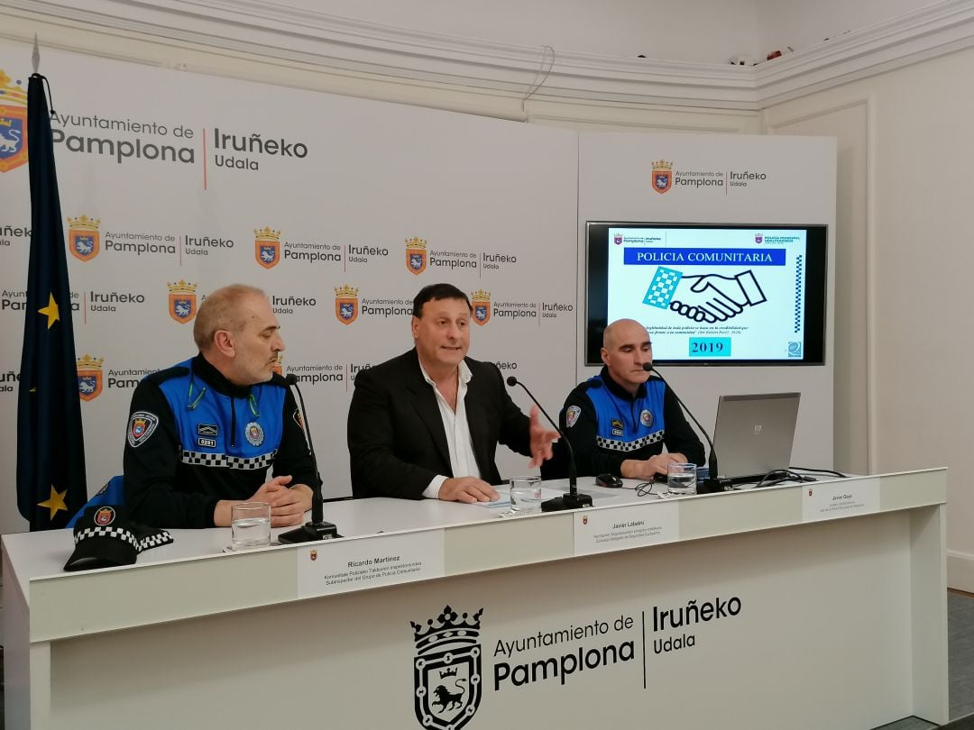 Javier Labairu junto al director y subdirector de la Policía de Barrio