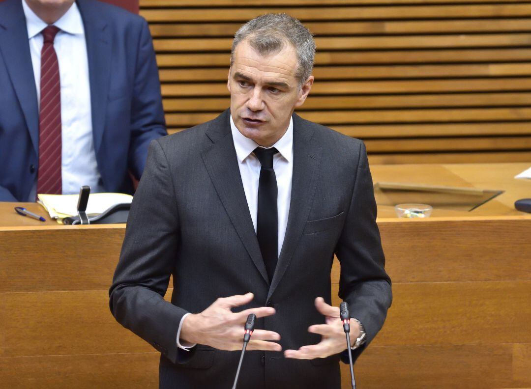 Foto de la intervención de Toni Cantó, síndic de Ciudadanos, en uno de los plenos de la Diputación Permanente de Les Corts en abril