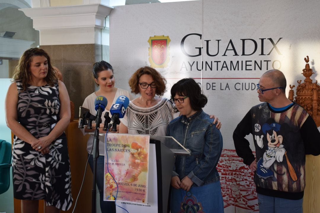 Momento de la presentación de la obra teatral en el Ayuntamiento de Guadix.