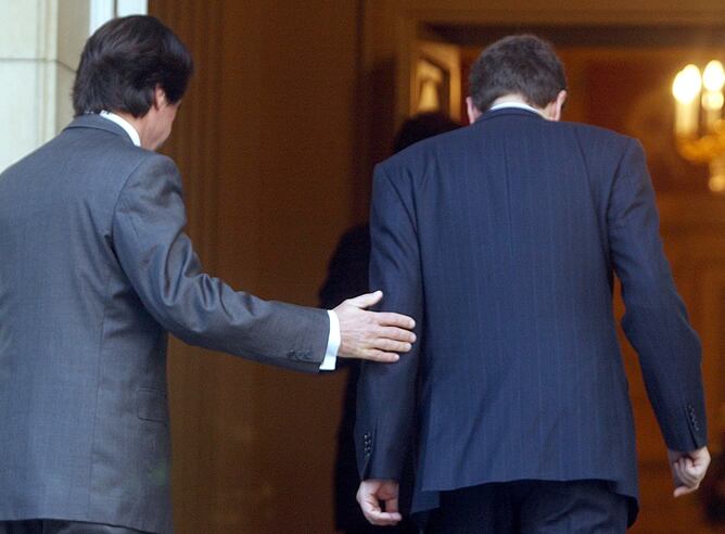 En esta imagen de archivo, tomada el 13 de abril de 2004, el entonces presidente del Gobierno en funciones, José María Aznar, acompaña a José Luis Rodríguez Zapatero al interior del Palacio de la Moncloa