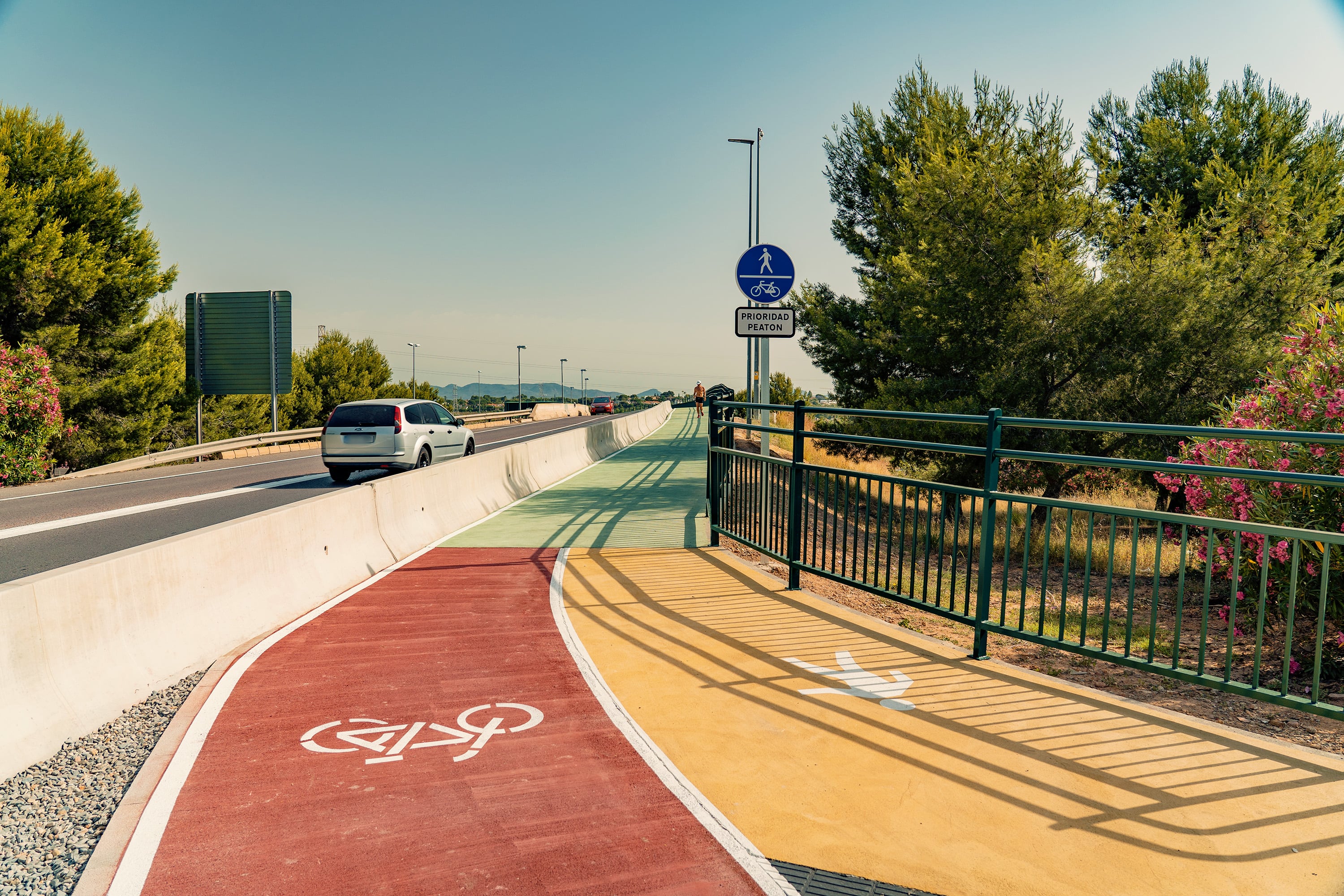 Imagen de un carril ciclopeatonal en el área metropolitana de València, construido por la Conselleria de Transoportes