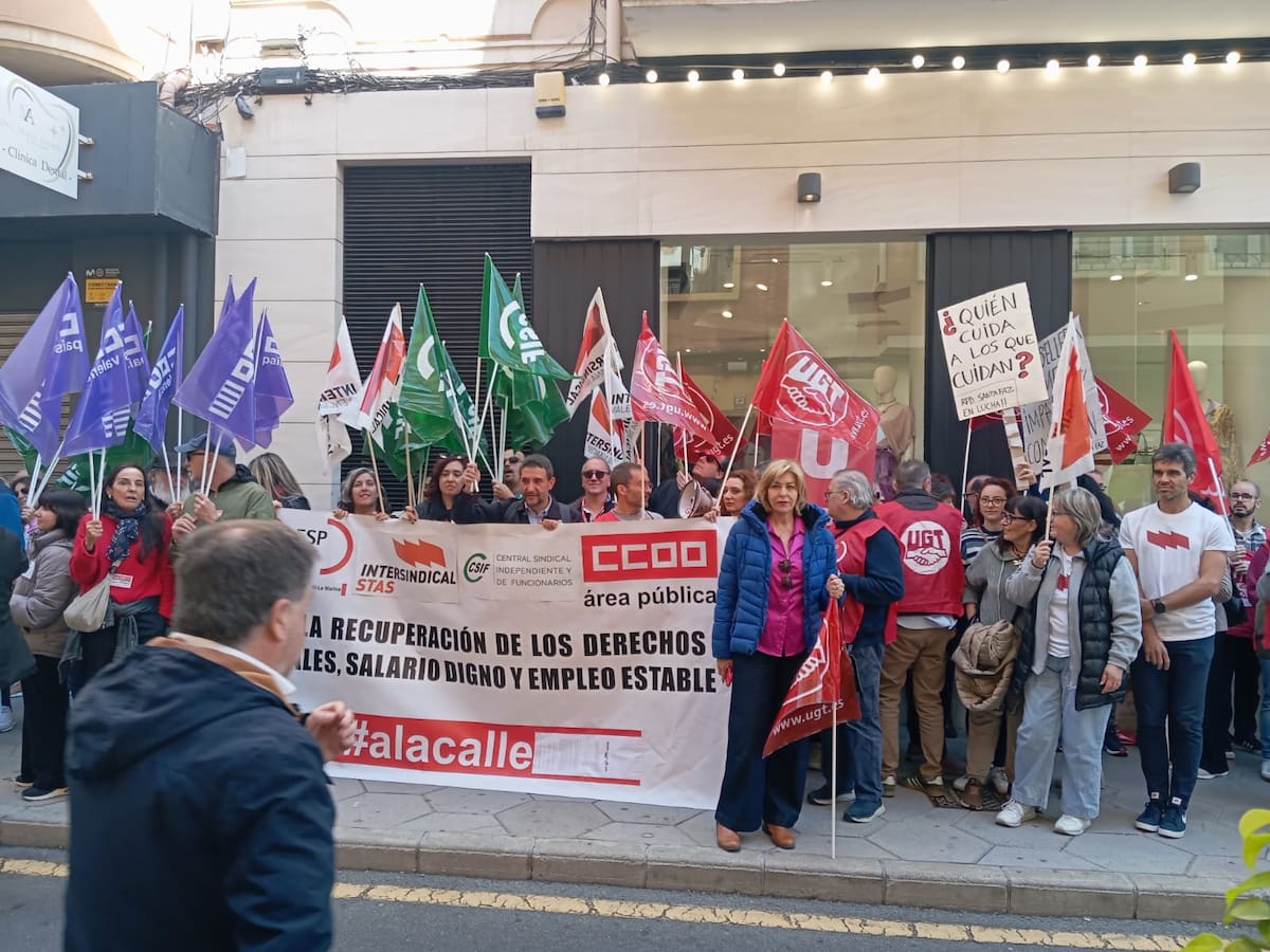 "Más contratos, menos despachos": Los trabajadores de residencias de Alicante siguen reclamando los retrasos en sus nóminas y 'nominillas'