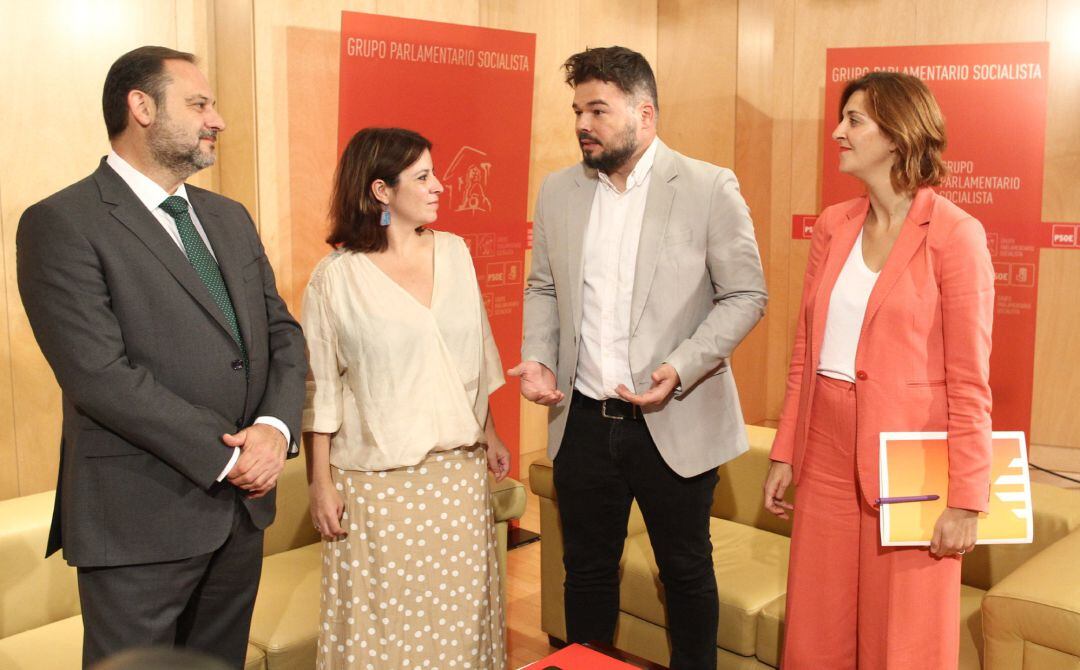 El ministro de Fomento en funciones, José Luis Ábalos; la portavoz del PSOE en el Congreso, Adriana Lastra; el portavoz de ERC en el Congreso, Gabriel Rufián; y la portavoz adjunta, Carolina Telechea, durante una de las reuniones que han mantenido