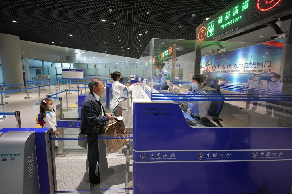 Control de pasaportes en un aeropuerto chino.