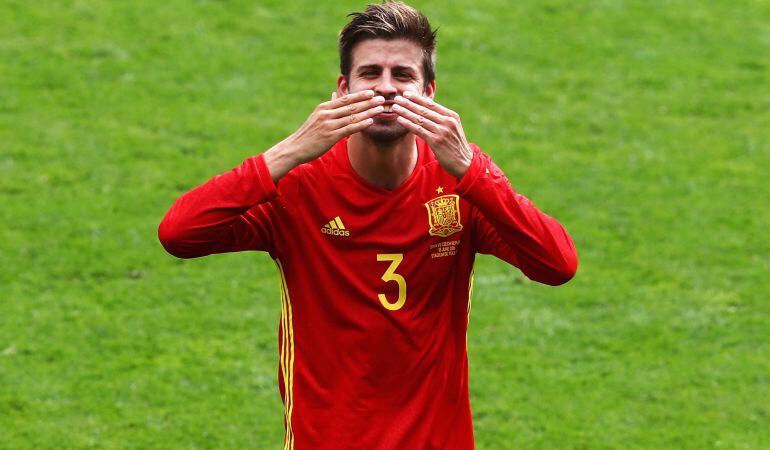 Piqué manda un beso a su mujer y a su hijo tras marcar el gol de España frente a República Checa