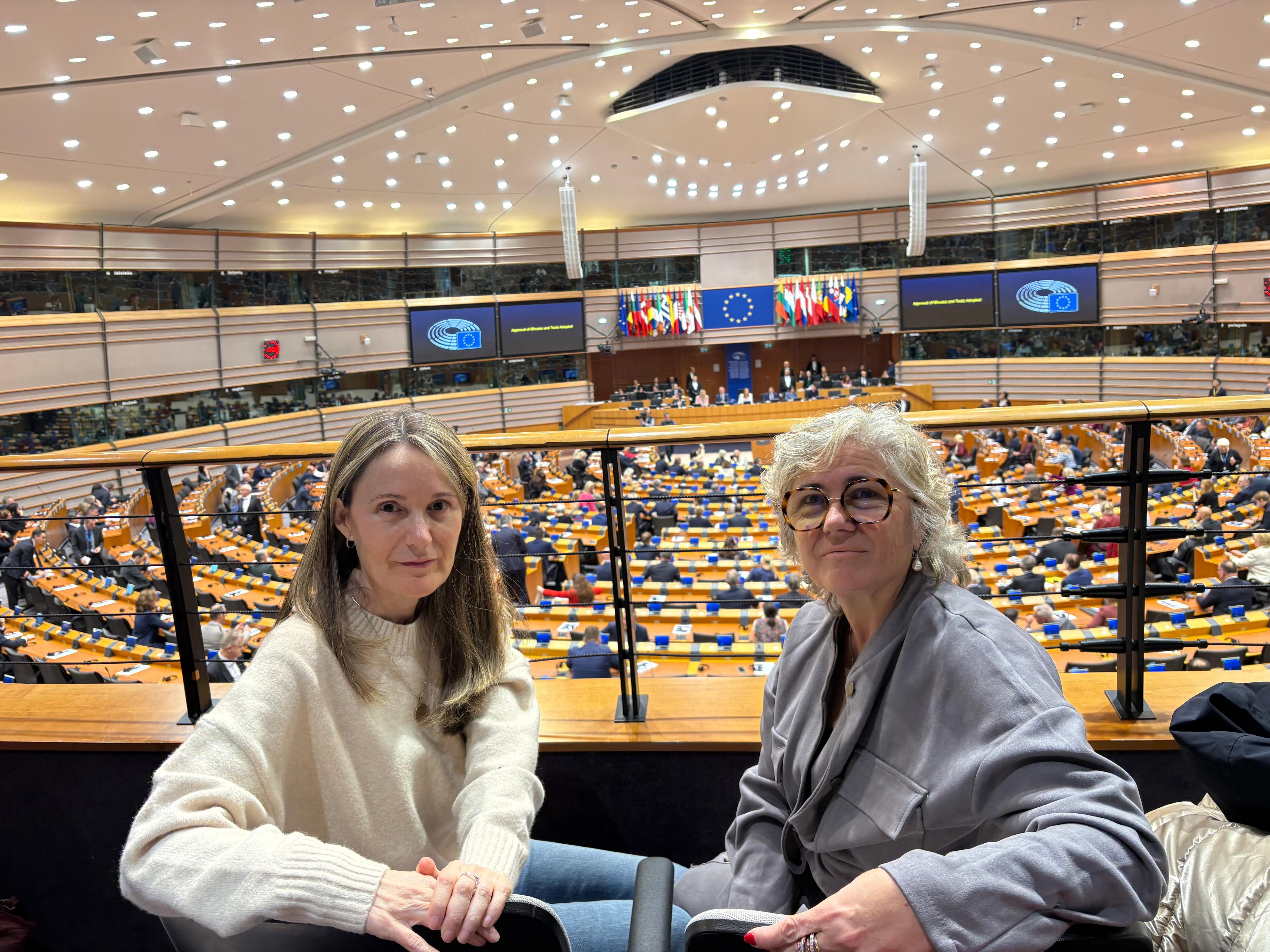 Rosa Álvarez y Carmina Gil, de la Asociación de Víctimas Mortales de la DANA, en el Parlamento Europeo