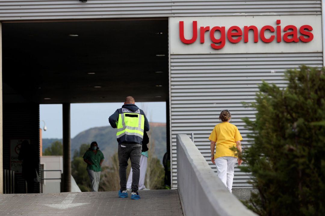 La Policía Nacional ha detenido este sábado a un conductor de ambulancia por asesinar supuestamente a un enfermero en las Urgencias del hospital Príncipe de Asturias de Alcalá de Henares (Madrid)