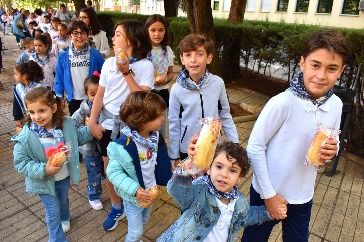 Escolares recogiendo su panecillo bendecido en Puertollano