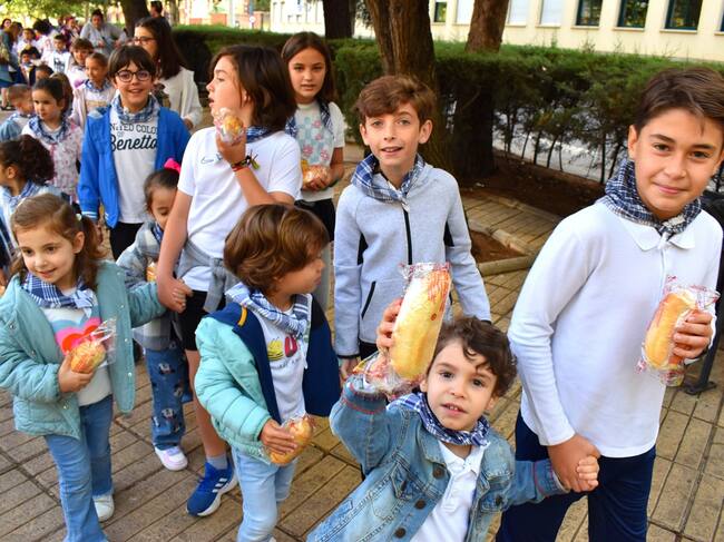 Escolares recogiendo su panecillo bendecido en Puertollano