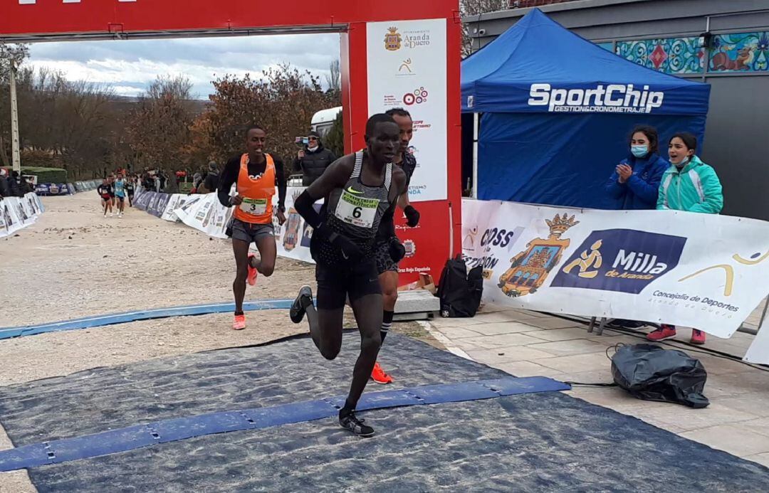 El ugandés Ayeku, ganador de la XXXV edición del Cross de la Constitución de Aranda de Duero.