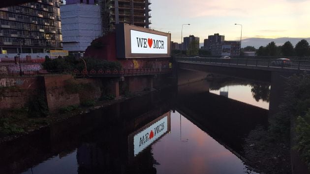 Cae la noche sobre Mánchester, una ciudad repleta de estos carteles