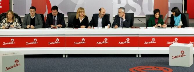 El secretario general del PSOE, Alfredo Pérez Rubalcaba, junto al presidente del PSOE, José Antonio Griñán, la vicesecretaria general, Elena Valenciano, el secretario de Organización, Oscar López, el secretario de Relaciones Políticas, Patxi López, la sec