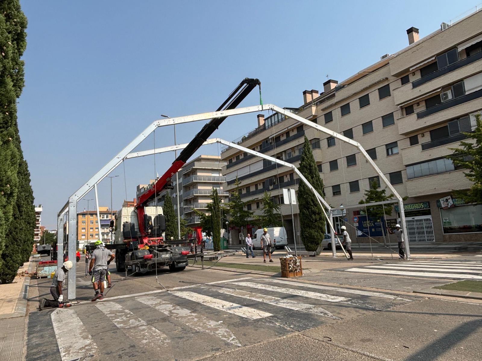 La empresa Aracarpas desmontando la estructura de la venta ambulante