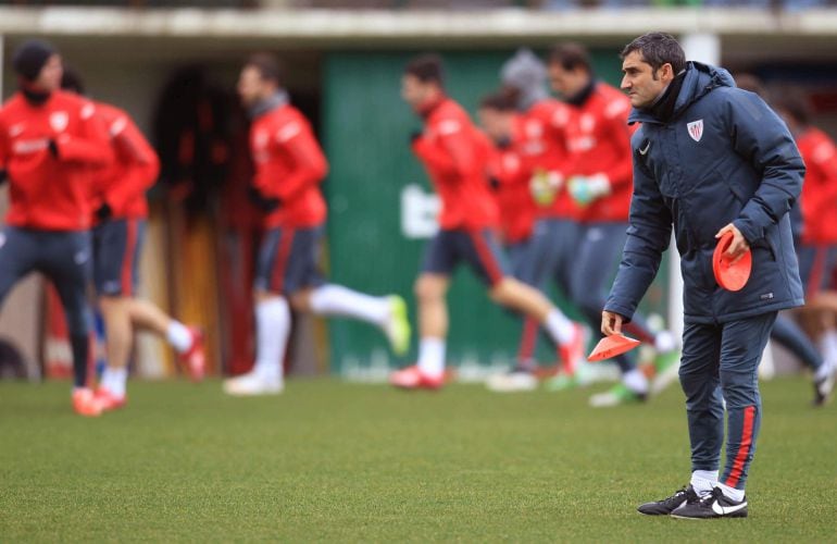 El técnico del Athletic de Bilbao, Ernesto Valverde, durante un entrenamiento con el Athletic en 2015