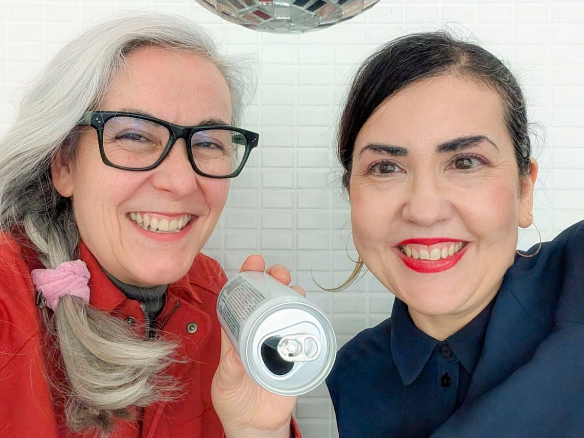 "LALATA es un contenedor de objetos artísticos que se sirve de una lata de uso alimenticio para su distribución"