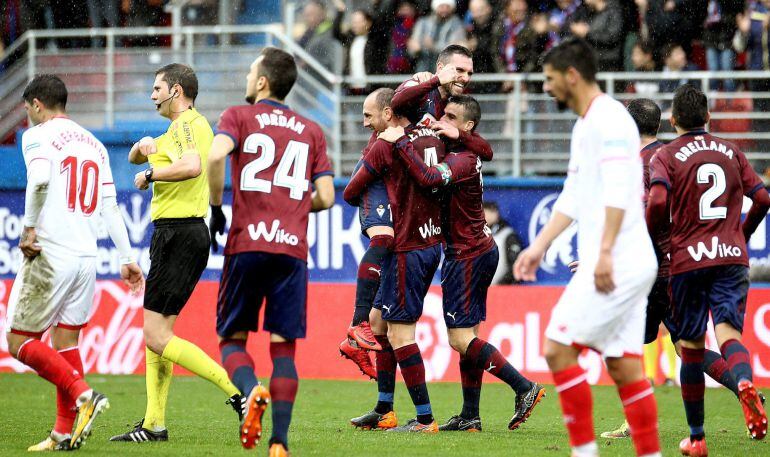 Arbilla celebra uno de los goles del Eibar frente al Sevilla