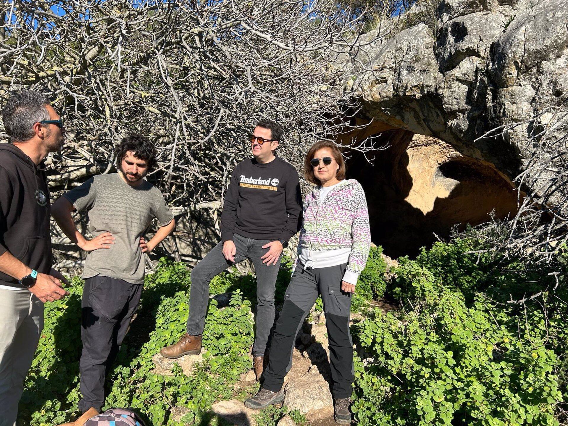 Responsables del Ayuntamiento de Arcos y defensores del patrimonio realizan una visita a la cueva del Higueral