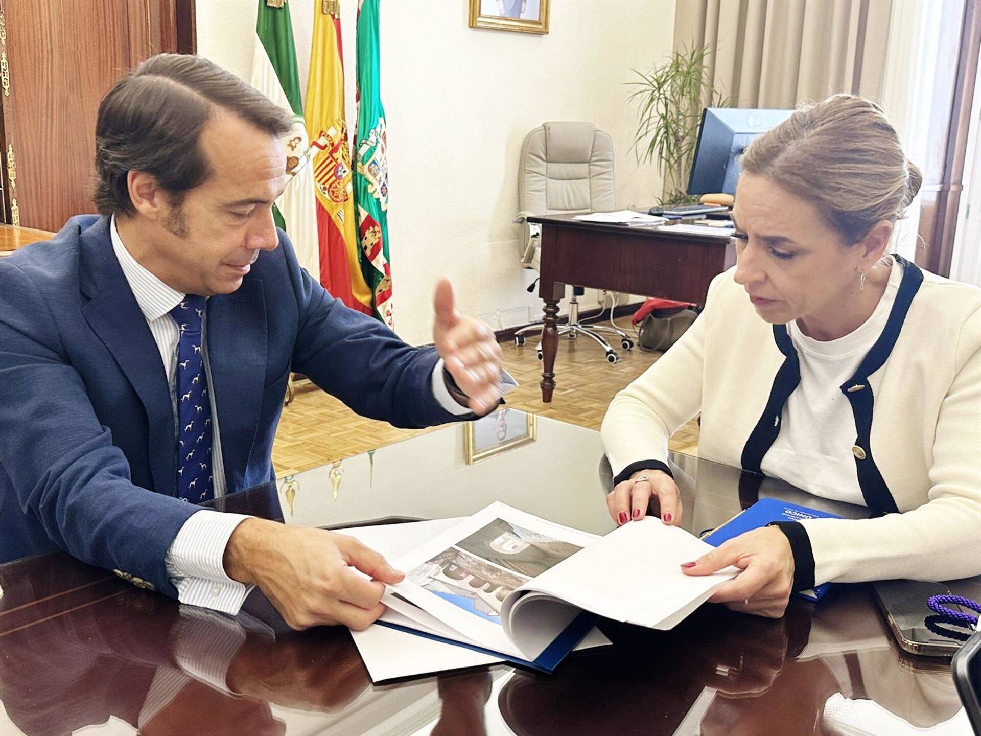 La presidenta de la Diputación, Almudena Martínez, con el hermano mayor de la hermandad del Rocío de Jerez