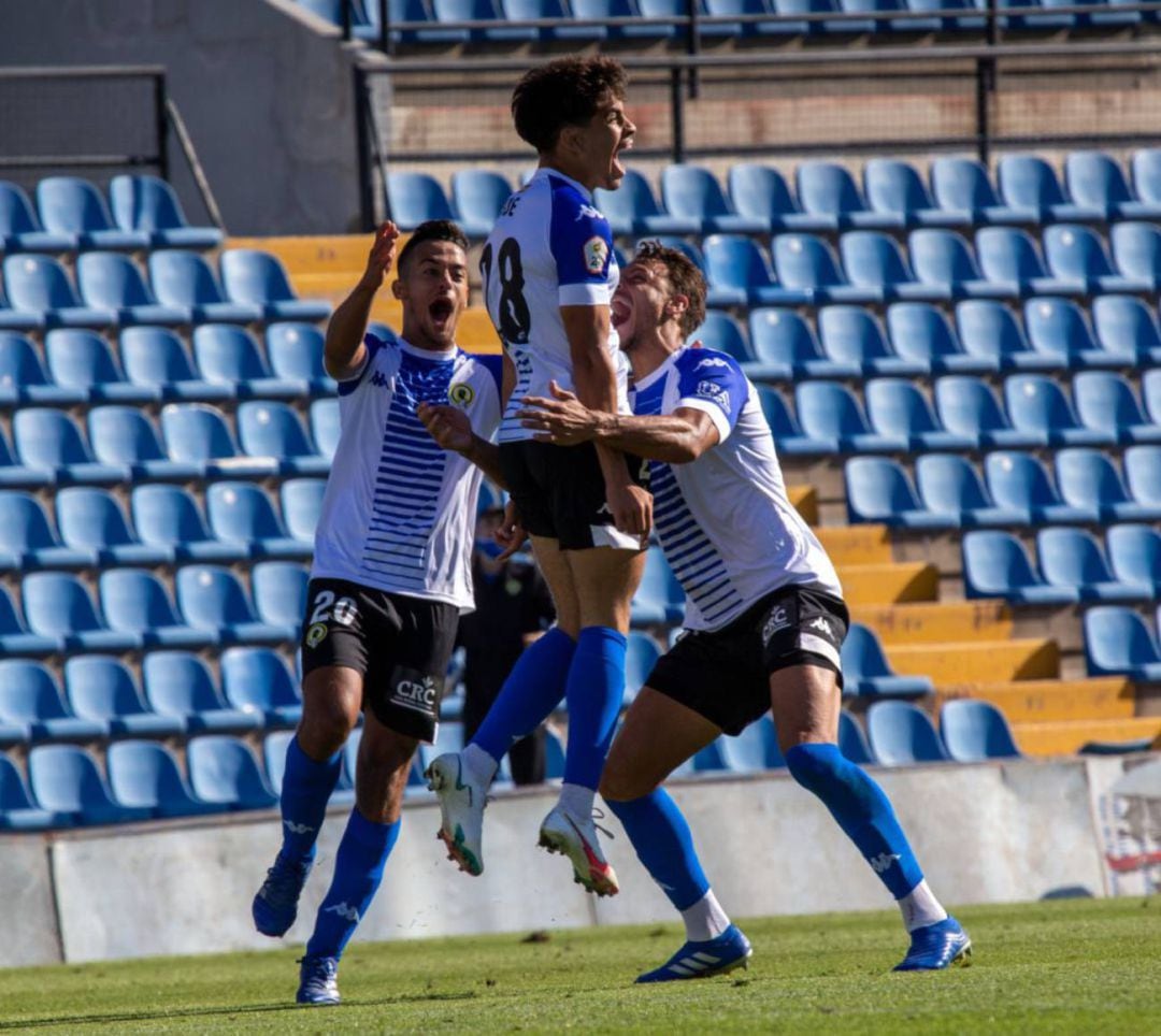 Adbe celebra su gol con Javi Pérez y Pedro Torres