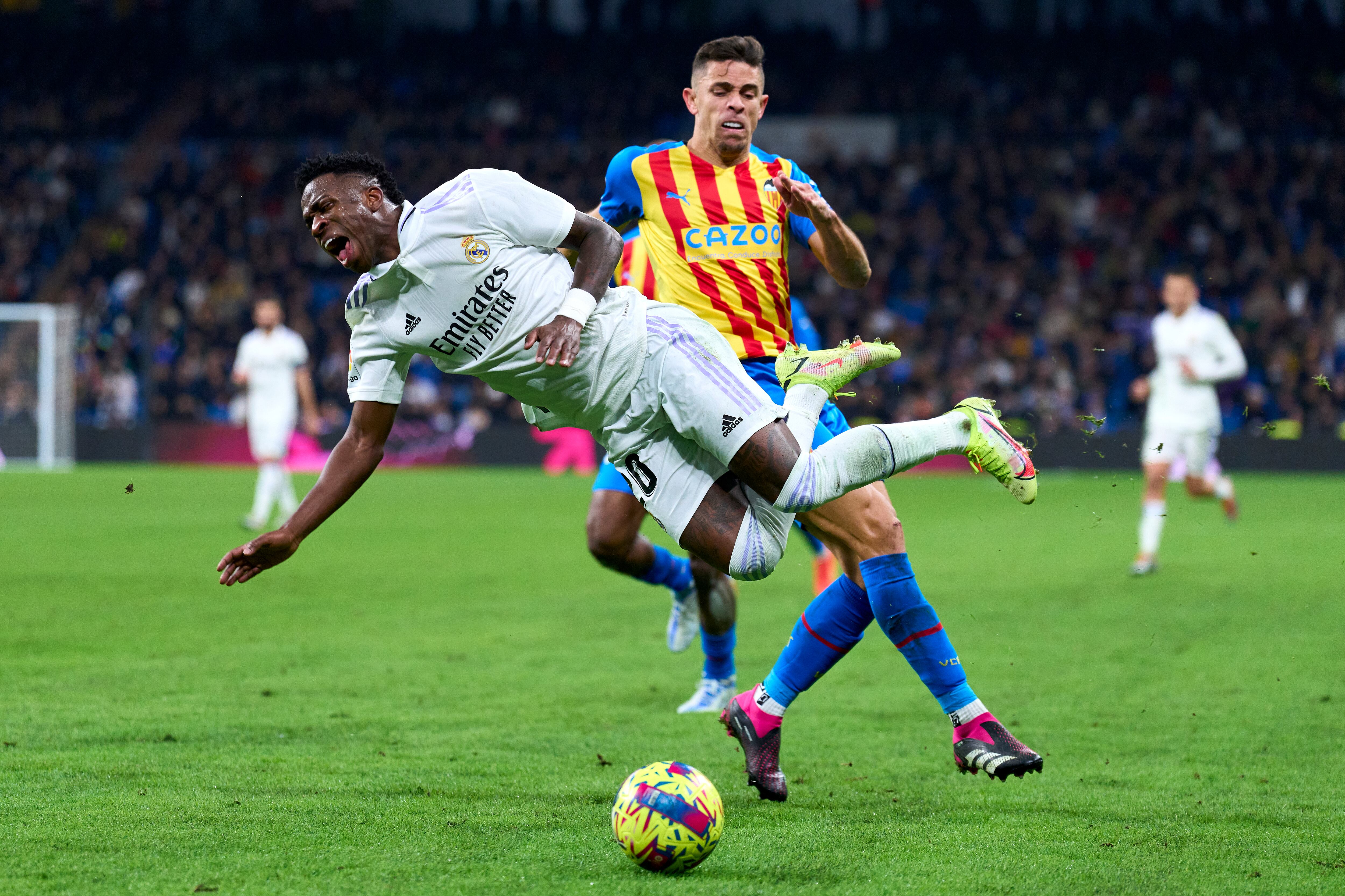 La patada de Gabriel a Vinicius en el Real Madrid - Valencia.