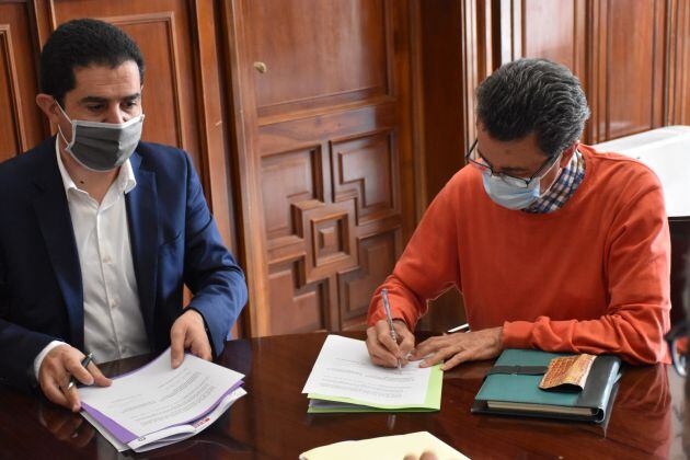 El alcalde, Antonio Francés, y el representante del Ministerio en el momento de la firma de la cesión de la travesía N-340 al Ayuntamiento.