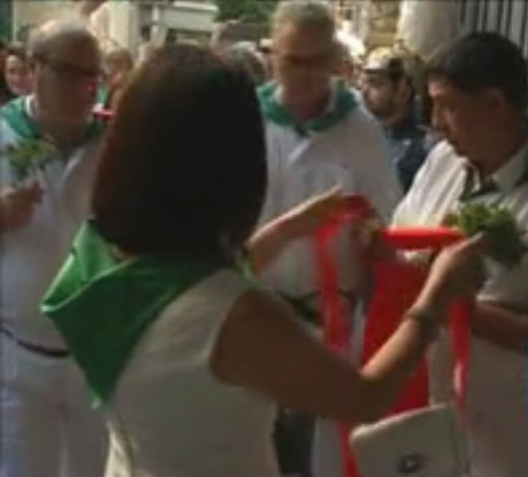 Los concejales socialistas entregando al banda al entrar en la basílica de San Lorenzo para asistir a la misa en horar al patrón de la ciudad. 