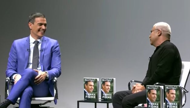 Pedro Sánchez junto a Jorge Javier Vázquez en la presentación del segundo libro del presidente del Gobierno.