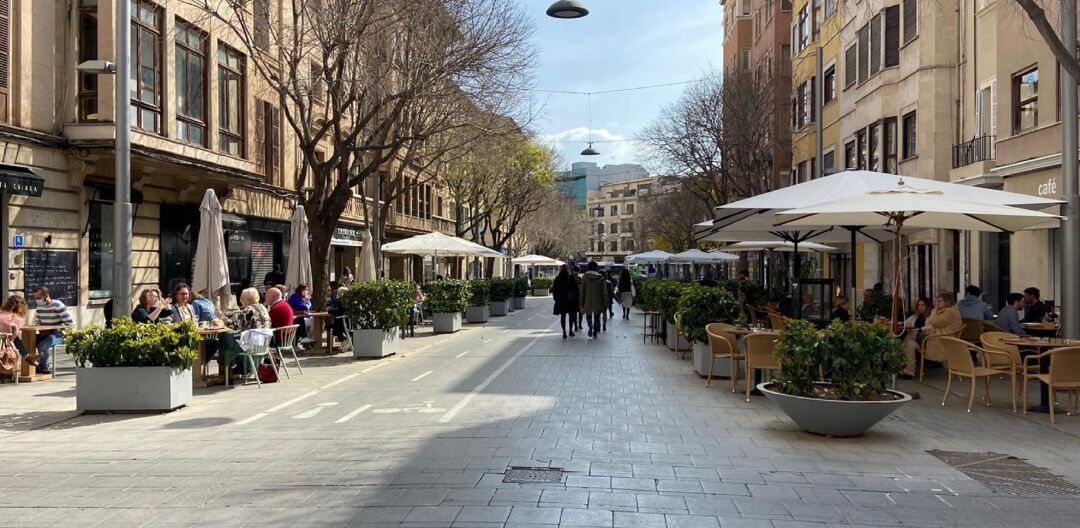 Las terrazas de la calle Blanquerna llenas de gente