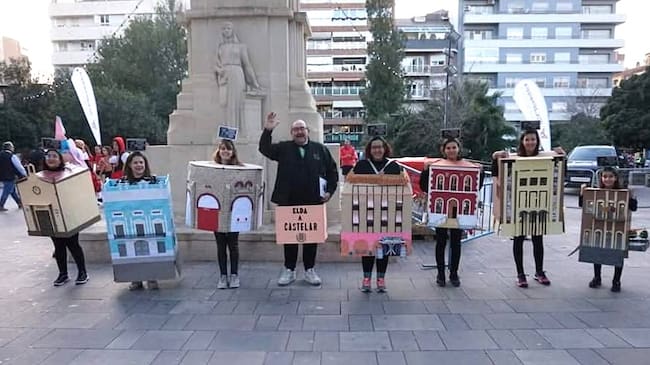 Los integrantes de “Somos de Elda, señores” recorrieron las calles de Elda luciendo disfraces que rinden homenaje al patrimonio local.