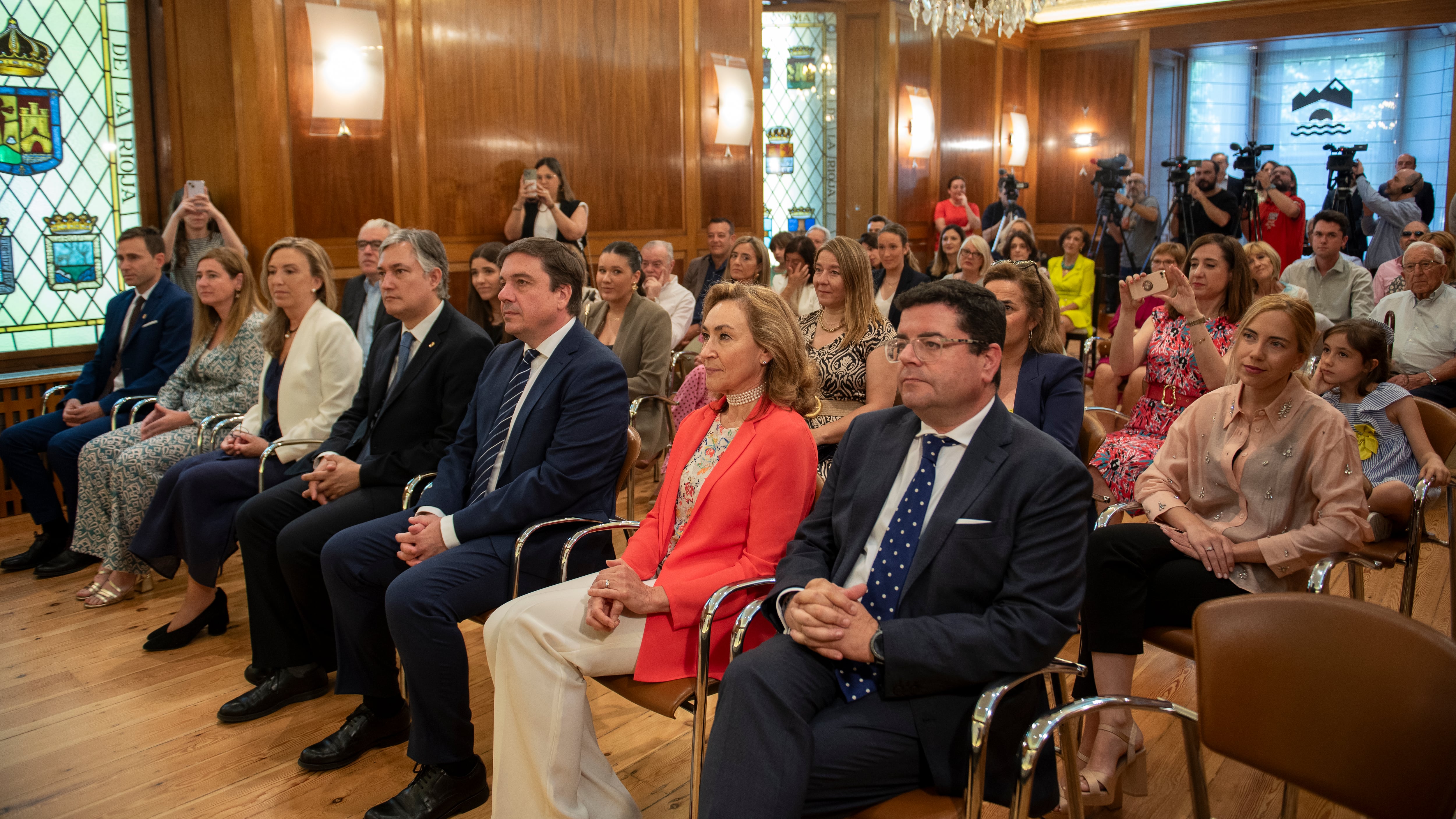 Los nuevos consejeros del Gobierno de La Rioja han tomado posesión de sus cargos: Alfonso Domínguez, María Martín, Alberto Galiana, José Luis Pérez Pastor, Belinda León, Noemí Manzanos y Daniel Osés.