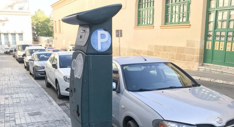 Parquímetro instalado en la zona azul de la calle Reyes Católicos de Jaén.