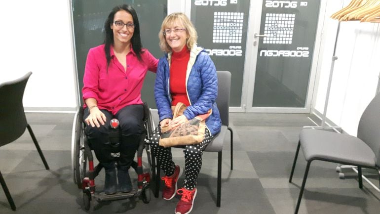 Teresa Perales se fotografía junto a una emprendedora que acudió a la charla.