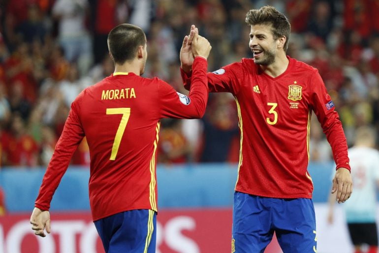 Morata y Piqué celebran un gol del madrileño ante Turquía