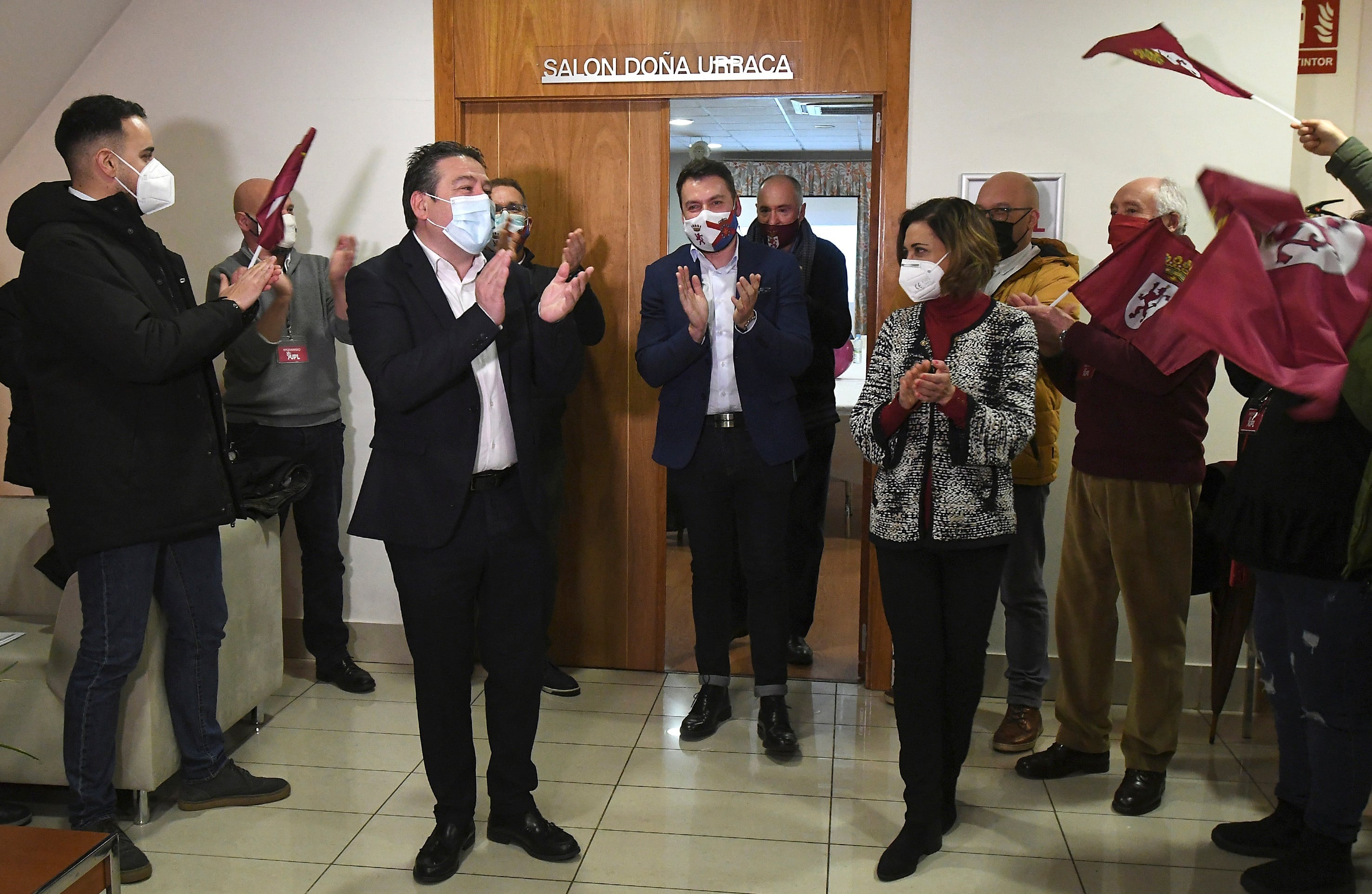 Luis Mariano Santos, candidato de UPL (Unión del Pueblo Leonés), espera los resultados electorales tras los comicios autonómicos en Castilla y León, hoy domingo en León. UPL (Unión del Pueblo Leonés) ha conseguido 3 escaños con el 98% de los votos escrutados. EFE/J.Casares