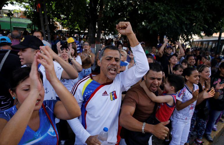 Venezolanos protestando contra el Gobierno de Nicolás Maduro durante la celebración del plebiscito convocado por la oposición.