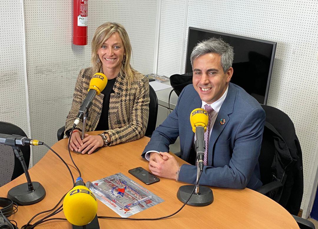 Archivo - Susana Herrán y Pablo Zuloaga en los estudios de SER Castro Urdiales.