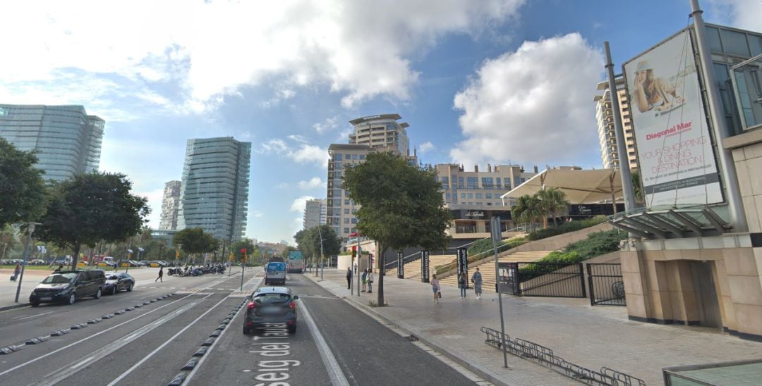 Imagen del paseo Taulat de Barcelona, a la altura del centro comercial Diagonal Mar