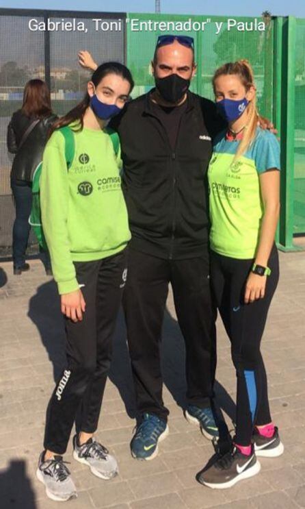 Gabriela (I) y Paula con su entrenador
