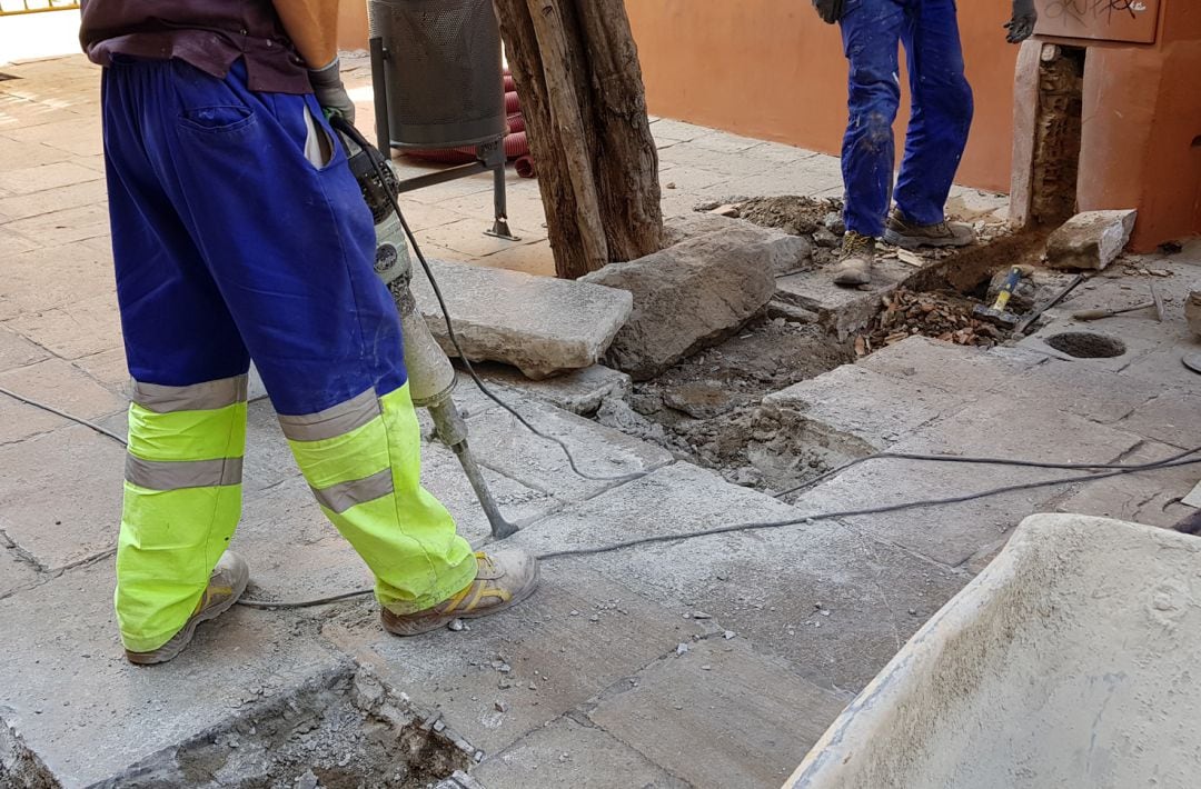 Trabajadores de la construcción, en plena faena en Granada