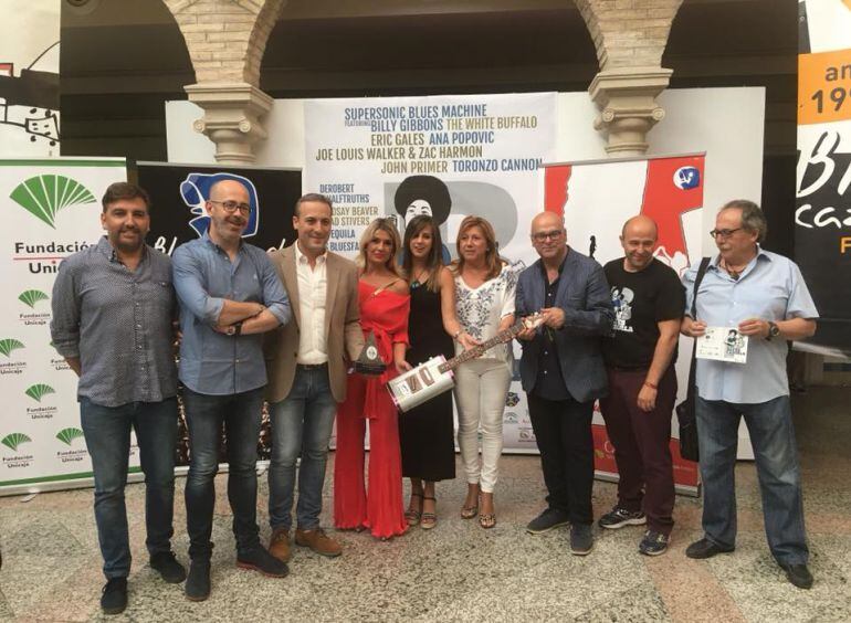 Inauguración de BluesCazorla en el patio del ayuntamiento con autoridades patrocinadores y direcctor del festival, Carlos Espinosa