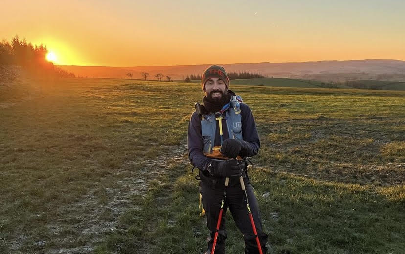 José Samaniego posa con uno de los amaneceres de la SpineRace