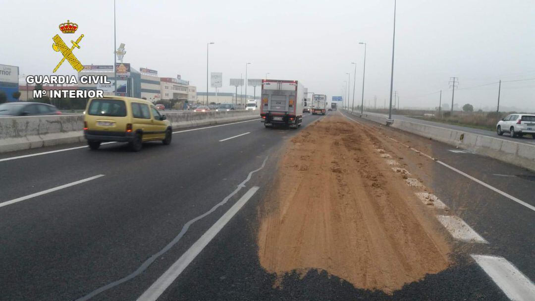 Carga derramada sobre la calzada en la Autovía A2