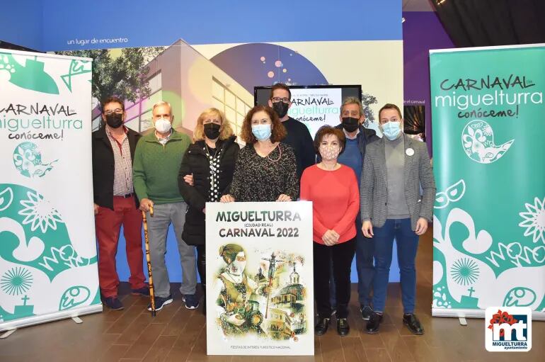 Laura Arriaga, alcaldesa de Miguelturra, junto a las principales autoridades del Carnaval churriego como las Máscaras Mayores